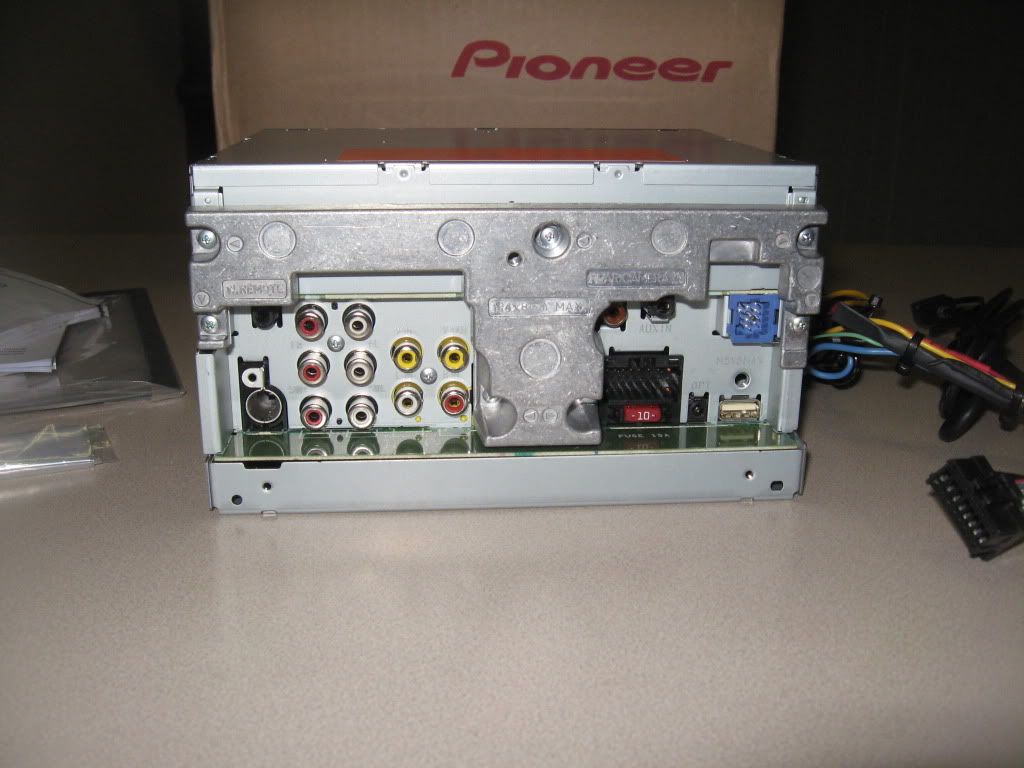 Pioneer AVHP4100DVD double DIN, like new. Digital out